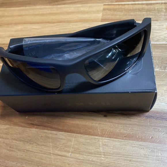 NEW Oakley Fuel Cell Sunglasses Matte Black Frame Grey Polarized Lens 9096-05 - Picture 8 of 12